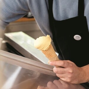 Django: Aληθινό gelato ημέρας στο παγωτατζίδικο στο Κουκάκι