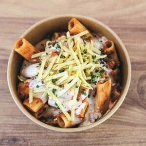 Slourp Pasta: Μια μακαρονάδα στο χέρι σε μια όμορφη πλατεία του Κορυδαλλού