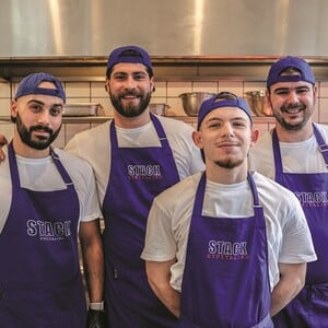 Stack: Τα smash burgers των δυτικών προαστίων έρχονται στην Κυψέλη