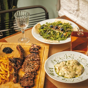 Ροζ Πάνθηρας: Ένα grill spot που εξελίσσεται με σύγχρονες ιδέες