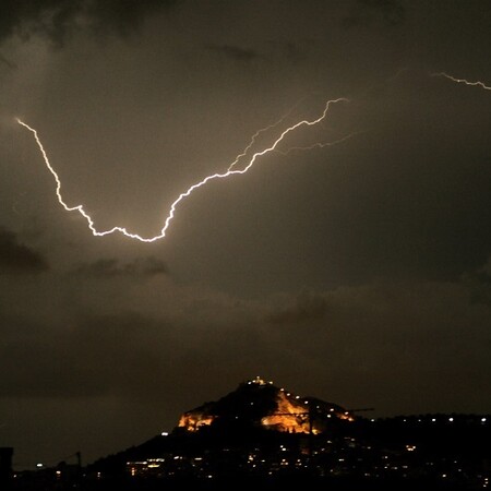 Meteo: Ισχυρές καταιγίδες μέχρι το βράδυ - Ποιες περιοχές θα επηρεαστούν