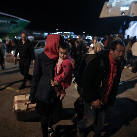 Στον Πειραιά 76 μετανάστες και πρόσφυγες από νησιά του Αιγαίου