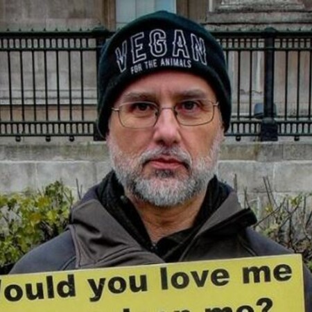 Jordi Casamitjan: Ο ηθικός vegan που έχασε τη δουλειά του για χάρη των ζώων, μιλά στο LiFO.gr για την απόφαση «σταθμό» στη Βρετανία