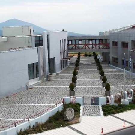 Θεσσαλονίκη: Επίθεση σε φύλακα δημαρχείου από άγνωστους που έγραφαν συνθήματα