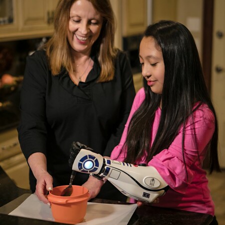 Βιονικό χέρι εμπνευσμένο από το Star Wars απέκτησε μία 11χρονη και έγινε «η ηρωίδα» του Μαρκ Χάμιλ