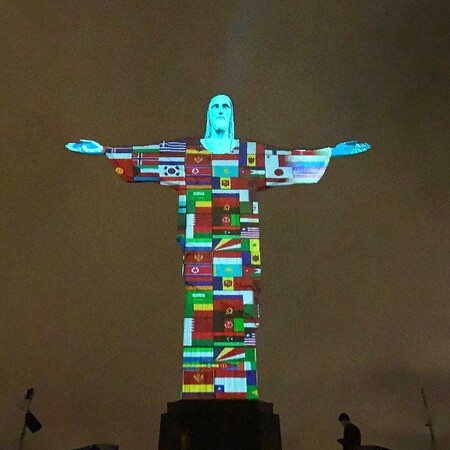 Το άγαλμα του Χριστού στο Ρίο φωτίζεται με τις σημαίες των χωρών που έχουν πληγεί από τον ιό