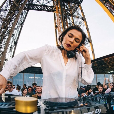 Αν αγαπάς την techno, τότε πρέπει να δεις αυτό το DJ set της Nina Kraviz πάνω στον πύργο του Άιφελ