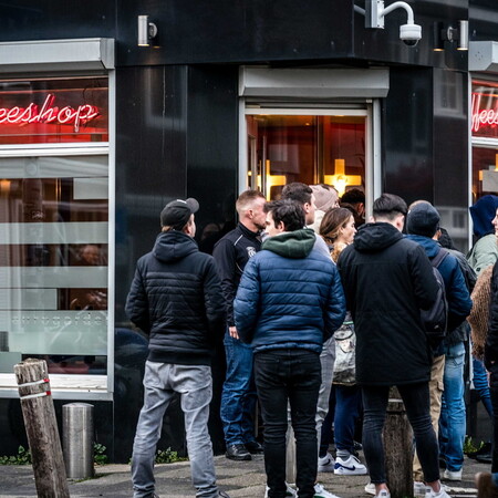 Κορωνοϊός: Η Ολλανδία ανοίγει ξανά τα coffee shops