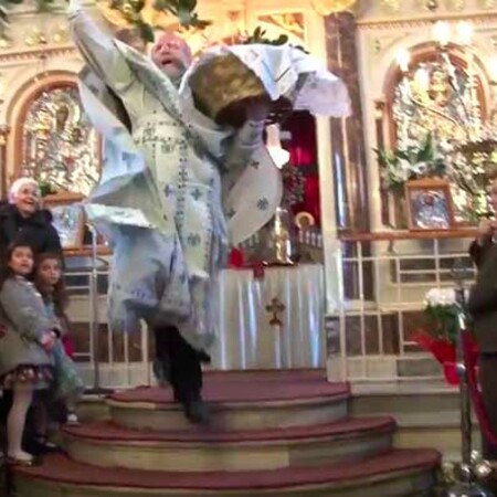 Χίος: Συνελήφθη ο «Ιπτάμενος παπάς» - Άνοιξε την εκκλησία για τους πιστούς