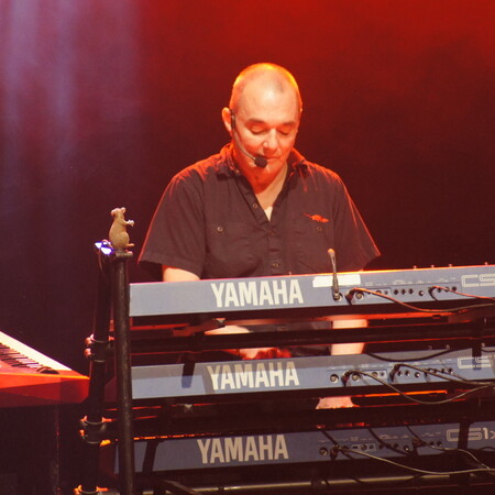 Πέθανε από κορωνοϊό, ο κιμπορντίστας των Stranglers, Dave Greenfield