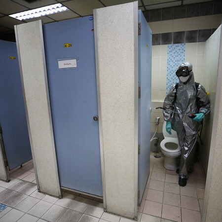 Κορωνοϊός: Πώς το καζανάκι της τουαλέτας συμβάλει στην εξάπλωση - Σταγονίδια σε ύψος 1 μ.