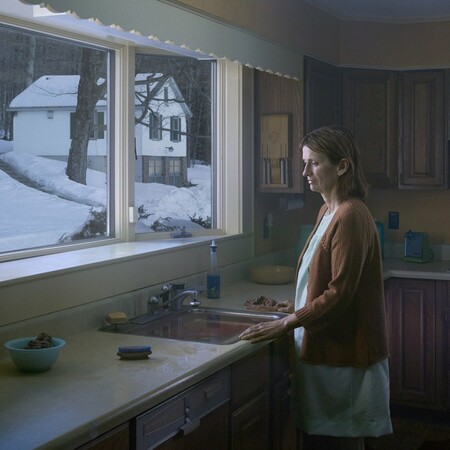 Ο φωτογράφος τέχνης Gregory Crewdson εξερευνά την μοναχικότητα μέσα στα δάση της παιδικής του ηλικίας