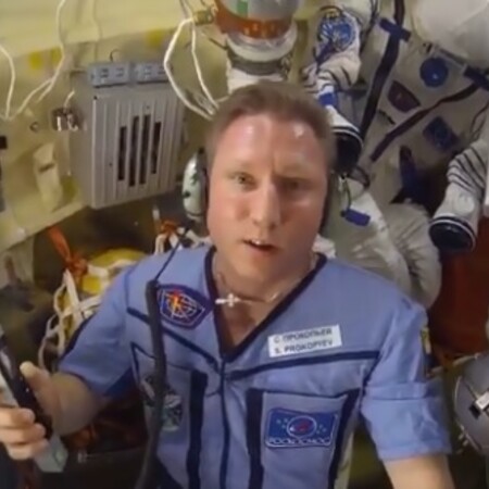 Ρώσος κοσμοναύτης ανέβασε βίντεο από τον ISS με τη ρωγμή στο Σογιούζ: «Όλα καλά»