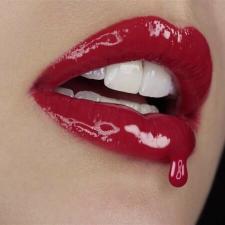 Κόκκινα χείλη που στάζουν