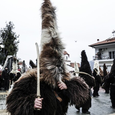 Το έθιμο των Αράπηδων της Δράμας, μέσα από 14 φωτογραφίες