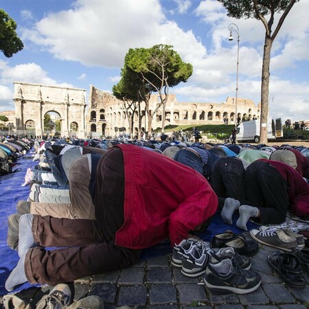 Μουσουλμάνοι προσεύχονται μπροστά στο Κολοσσαίο διαμαρτυρόμενοι για τα τεμένη που κλείνουν οι αρχές