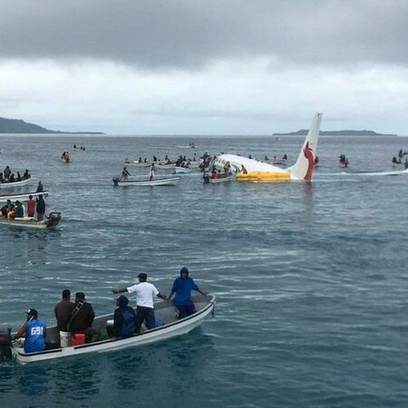 Αεροπλάνο έπεσε σε λιμνοθάλασσα της Μικρονησίας - Ο πιλότος «έχασε» τον διάδρομο