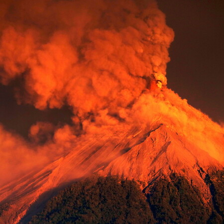 To Φουέγκο ξύπνησε - Μαζική εκκένωση στη Γουατεμάλα καθώς το ηφαίστειο εκτοξεύει καπνό και τέφρα