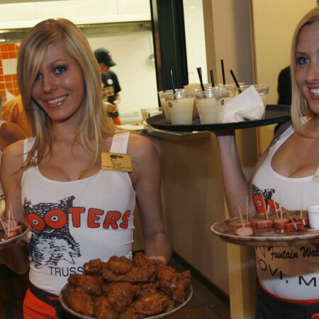 Τα «Hooters» πρωτοστατούν εναντίον της σεξουαλικής βίας