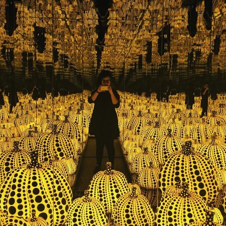 Γλυπτό της Yayoi Kusama καταστράφηκε από επισκέπτη που προσπαθούσε να βγάλει selfie