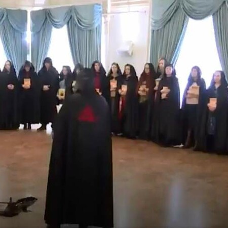 Μόνο στη Ρωσία: «Μάγισσες» έψαλαν ξόρκια υπέρ του Πούτιν σε παγανιστική τελετή