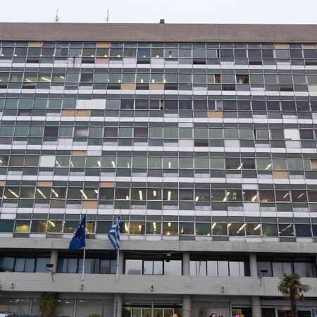 Φωτιά στο ΑΠΘ - Εγκλωβίστηκε άτομο σε ανελκυστήρα