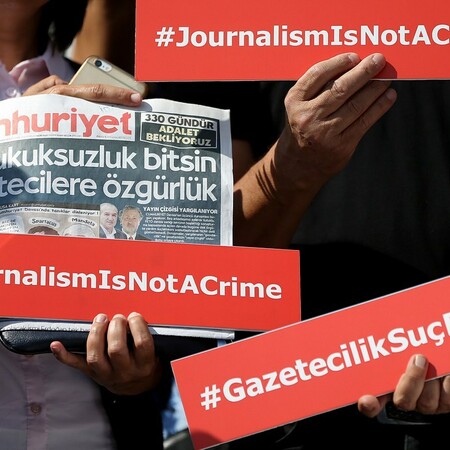 Πίσω στη φυλακή έξι μέλη της τουρκικής εφημερίδας Cumhuriyet