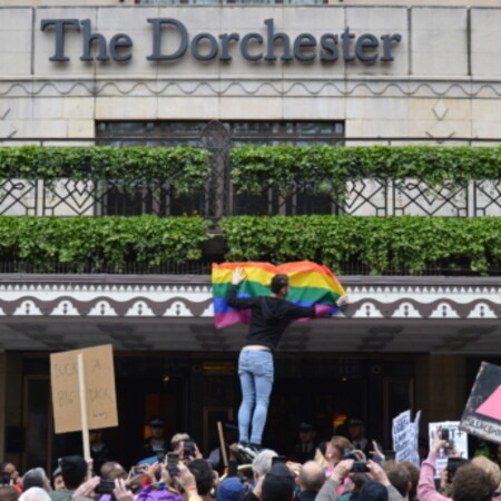 «Ντροπή σας, δολοφόνοι» - Ακτιβιστές διαδηλώνουν κατά του Μπρουνέι έξω από το ξενοδοχείο Dorchester