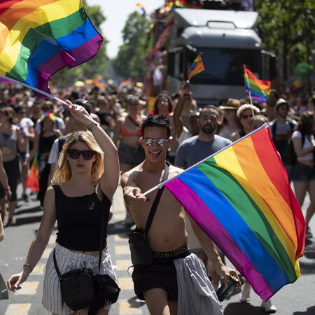 Το πρώτο Pride στα Σκόπια - Καύσωνας και γυμνόστηθες Femen στο Παρίσι
