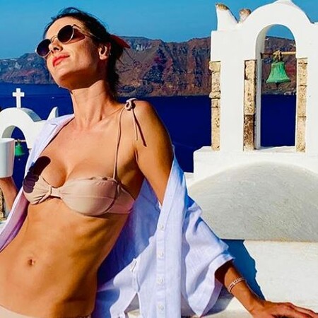 Στην Ελλάδα η Αλεσάντρα Αμπρόσιο - Γέμισε το Instagram με φωτογραφίες από Σαντορίνη