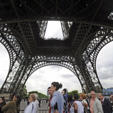 Συναγερμός στο Παρίσι: Εκκενώνεται ο Πύργος του Άιφελ