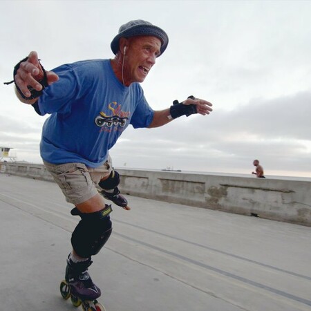 Slomo: Πατινάροντας με roller blades κατά μήκος της παραλίας του Σαν Ντιέγκο