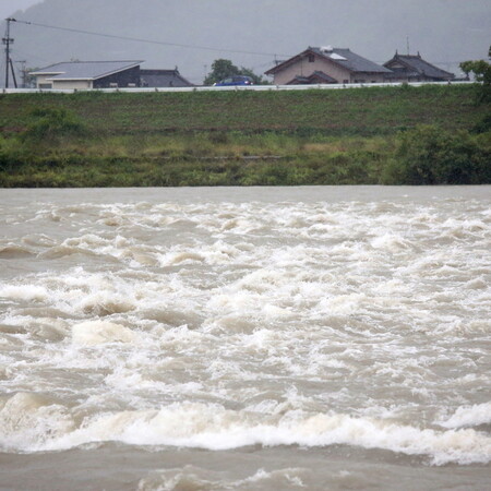 Ιαπωνία: Σχεδόν 800.000 κάτοικοι εγκαταλείπουν τα σπίτια τους λόγω σφοδρών βροχοπτώσεων