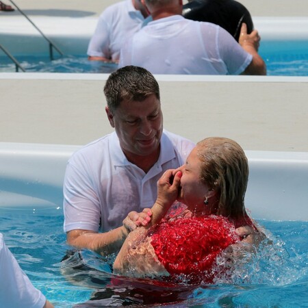 Μέσα στο τεράστιο συνέδριο Μαρτύρων του Ιεχωβά στην Αθήνα - Οι βαφτίσεις που έγιναν στο ΟΑΚΑ