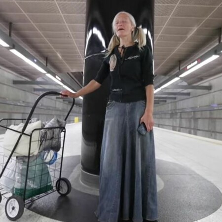 Η άστεγη που έγινε viral γιατί τραγουδούσε όπερα στο μετρό έχει πρόταση για δίσκο