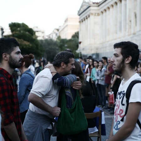 Άγνωστοι μεταξύ τους άνθρωποι μαζεύτηκαν στα Προπύλαια και κοιτάχτηκαν στα μάτια