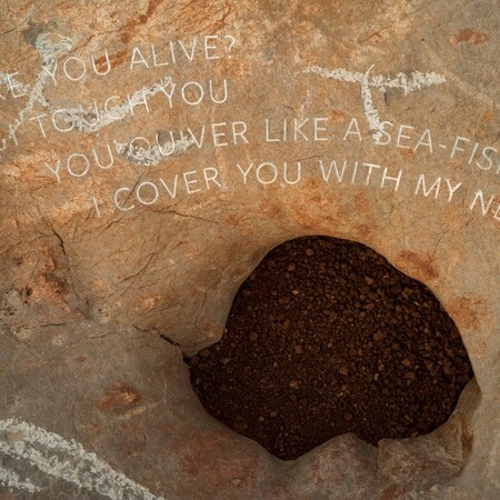 Η Jenny Holzer σμιλεύει τα ρητά της στους βράχους της Ίμπιζα