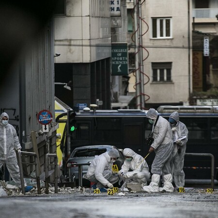 Βομβαρδισμένο τοπίο το ΣΕΒ- Σοβαρές ζημιές σε κοντινά καταστήματα, στο Αμαλία και στην Πρεσβεία Κύπρου