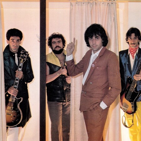 Ακούγοντας ξανά το "V.O.L 3" των 2002 GR: Γιατί θα πρέπει να ντρεπόμαστε για ’κείνα που μας άρεσαν μικροί;