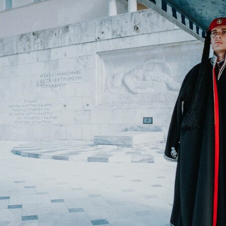 Ο Εύζωνας της πλατείας Συντάγματος ποτέ δεν κρυώνει....