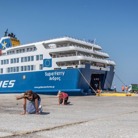 Γονατιστοί στην Τήνο τον Δεκαπενταύγουστο