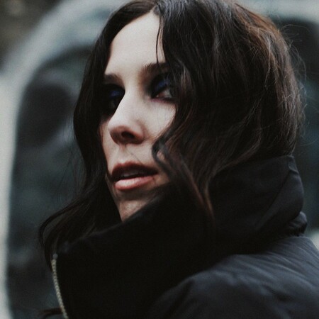 Η Chelsea Wolfe λέει ότι γράφει τραγούδια για στραπατσαρισμένους ανθρώπους