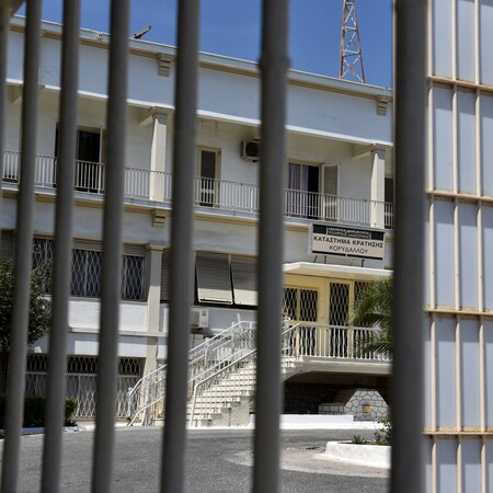 Επέστρεψαν στα κελιά τους οι κρατούμενοι του Κορυδαλλού μετά τα πολύωρα επεισόδια για τη μεταγωγή του Γιαγτζόγλου