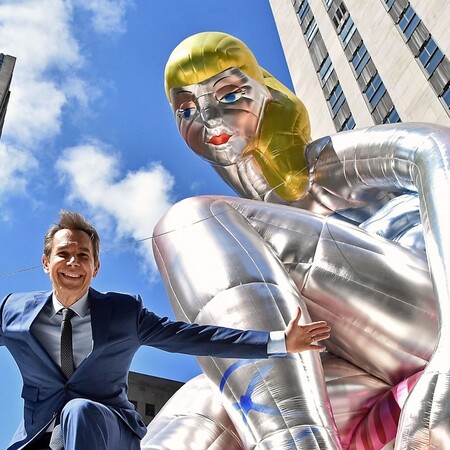 Η Καθιστή Μπαλαρίνα του Jeff Koons εντυπωσιάζει τους Νεοϋορκέζους