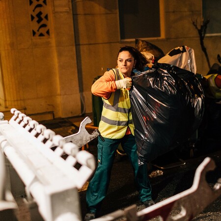 Βάρδια με τους ανθρώπους που μαζεύουν τα σκουπίδια της Αθήνας