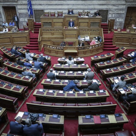 Στη Βουλή το πολυνομοσχέδιο με τα προαπαιτούμενα για το κλείσιμο της τέταρτης αξιολόγησης