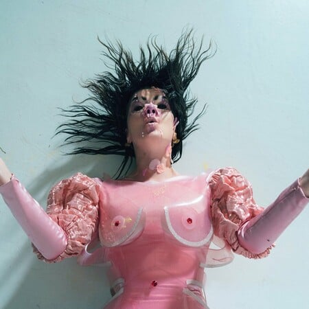 O Tim Walker φωτογραφίζει τη Björk