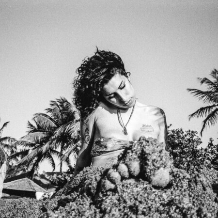 H ανέμελη Amy Winehouse μέσα από αδημοσίευτες φωτογραφίες της