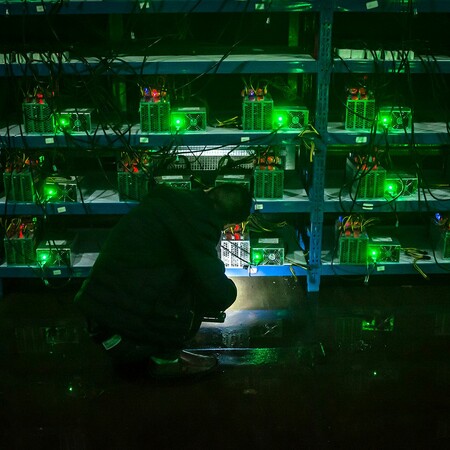 Μέσα στα τεράστια και απομονωμένα «ορυχεία» bitcoin της Κίνας