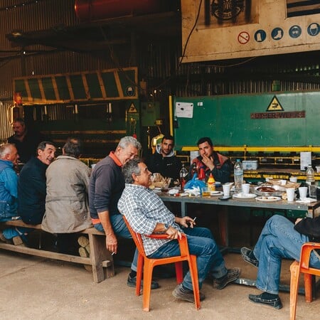 Ένα μυστικό ουζερί στο καρνάγιο της Θεσσαλονίκης με λαϊκά αυτοσχέδια γλέντια εργατών